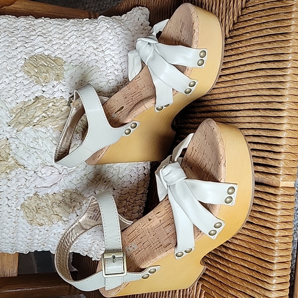 NWOT, KORKS Dawson Sandal size 7M, cream.